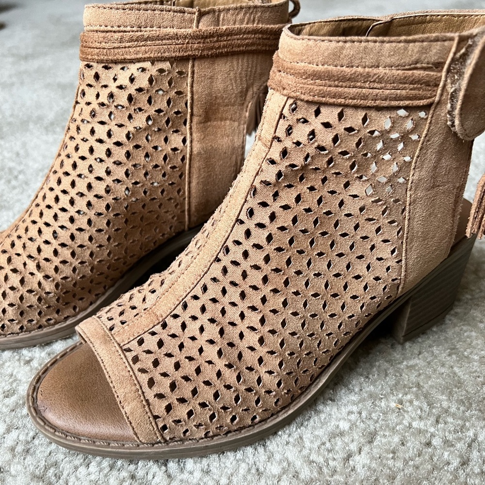 Justice! Perforated Heeled Bootie Sandals - Picture 6 of 8